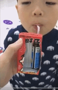 骗小孩吃药GIF
