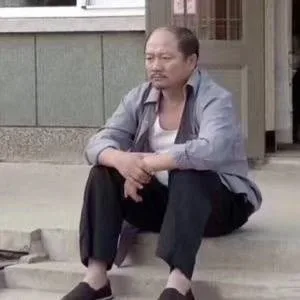 (呆坐)