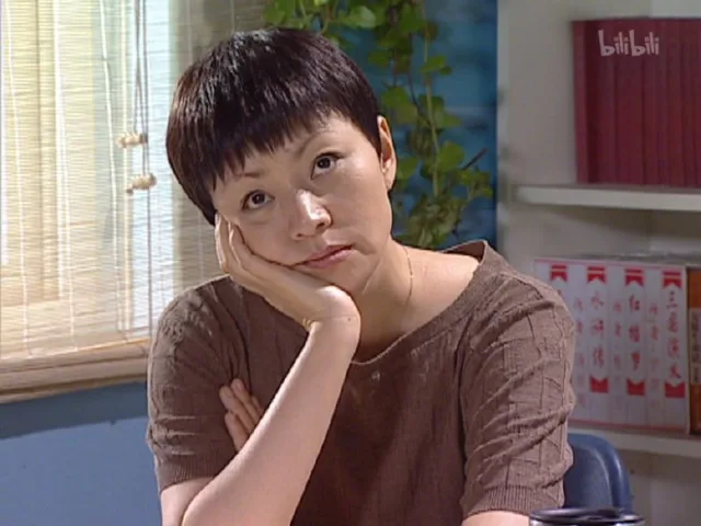 《家有女儿》托腮沉思头像