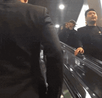 基佬电梯摸手