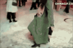 妹子滑雪跌倒