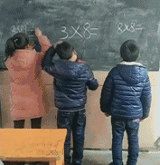 爱情使人盲目（小学生上讲台做题 GIF，男孩暴打男孩）