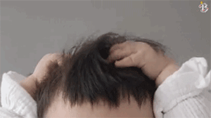 小孩挠头