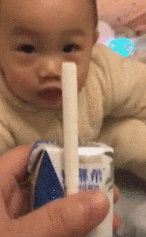 骗小孩吃药GIF