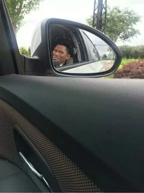 司机后视镜自拍（教皇）