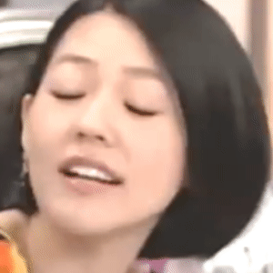 小S眯眼