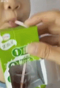 骗小孩吃药GIF
