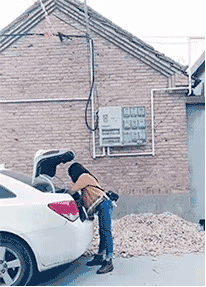 小长腿关车后备箱摔跤