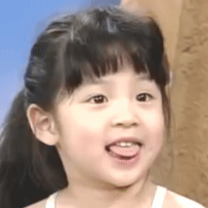 小欧阳娜娜舔舌头