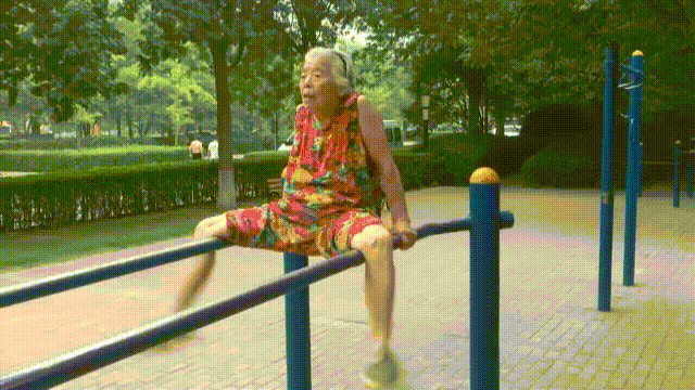 大妈坐双杆上