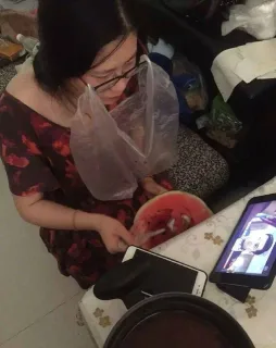 眼镜上套个塑料袋，妹纸吃西瓜神器