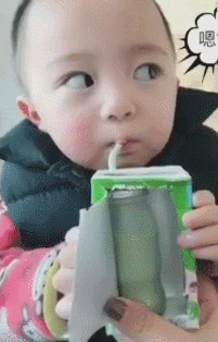 骗小孩吃药GIF