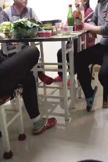 狗子进锅偷吃被挨打（狗子进锅偷吃被挨打）