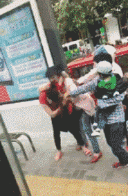 大妈吵架碰瓷 GIF 动图