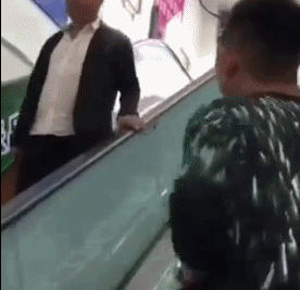 电梯摸手动图