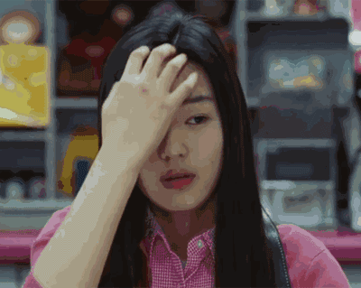 女人用手撩头发