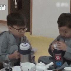 宋民国给大佬倒水