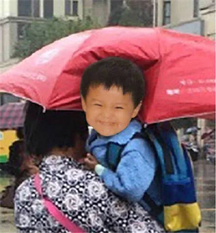 鹿晗雨中打伞（鹿晗雨中打伞）