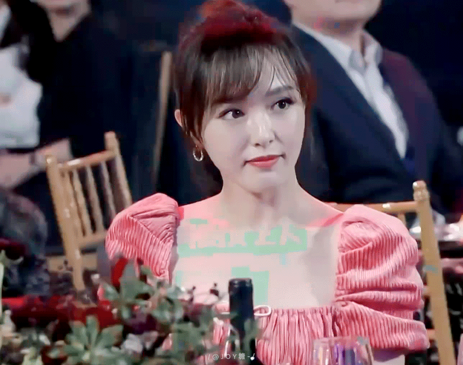 唐嫣 GIF 动图：浅笑，起身，这仪态简直仙女一般_唐嫣_明星表情