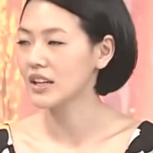 小S白眼