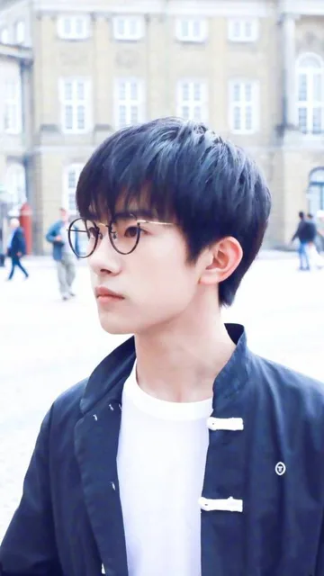 易烊千玺壁纸（戴眼镜）