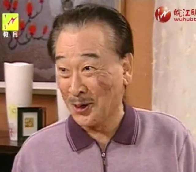 尴尬一笑