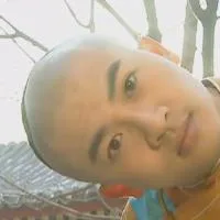 左侧盯着你看