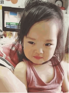 权律二露出微笑（权律二露出微笑）