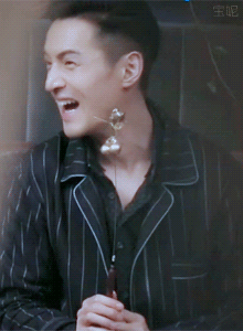 胡歌哈哈大笑GIF
