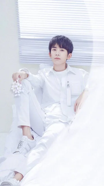 易烊千玺壁纸（易烊千玺壁纸）