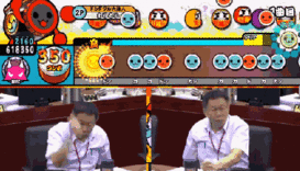 柯文哲捶桌子打游戏（柯文哲捶桌子打游戏）
