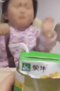 骗小孩吃药GIF
